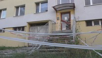 Nemajú sa ako dostať domov. Obyvatelia bytovky v Banskej Bystrici sú bez schodov do vlastného vchodu
