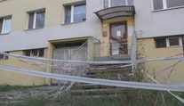 Nemajú sa ako dostať domov. Obyvatelia bytovky v Banskej Bystrici sú bez schodov do vlastného vchodu