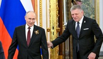 Fico na vojenskej prehliadke v Moskve nebol. Namiesto neho tam zavítal iný slovenský politik