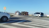 Policajná naháňačka pri Trebišove: Auto padalo 20 metrov. Hasiči, ktorí išli ku nehode, havarovali tiež