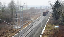 Železničné priecestia vo Veľkej Lomnici sú mimo prevádzky. Na elektrické vedenie padol strom