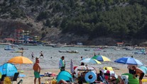 Tragédia na chorvátskej pláži. Dieťa (†2) vyletelo z toboganu, otcovi vypadlo z náručia počas jazdy