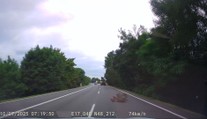 VIDEO: Otrasné správanie na slovenskej ceste. Vodič ohrozoval premávku, z korby mu vypadávali obrovské konáre