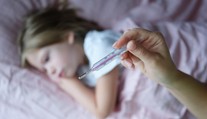 Pri chorobe dieťaťa sa netreba snažiť dostať zvýšenú teplotu do normálu. Odborníčka radí, na akej úrovni ju držať