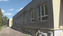 Škola konečne po 40 rokoch dostala nové okná. A hneď ich niekto zničil