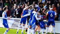 Šok v Anglicku, obhajca titulu vypadol s mestom zo šiestej ligy. Manchester City zase nastrieľal desiatku