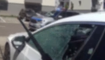 VIDEO: Dramatický zásah slovenských policajtov. Rodičia nedopatrením zamkli dieťa v aute, rozhodovali sekundy
