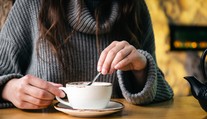 Káva alebo čaj? Každodenná voľba, ktorá môže prekvapivo ovplyvniť zdravie našich kostí