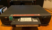 Žena pred 20 rokmi nevrátila VHS kazetu. Teraz má z toho obrovské problémy