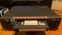 Žena pred 20 rokmi nevrátila VHS kazetu. Teraz má z toho obrovské problémy