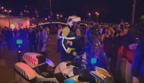 VIDEO: Emotívny moment po voľbách v Maďarsku: Policajt začal na ulici objímať neznámych ľudí