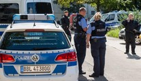 Chlapec sa pokúsil odpáliť bombu s klincami na trhoch. Jeho vek vás zaskočí