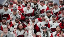 Víťaz Stanley Cupu spravil nevídaný krok. Ako núdzového brankára zapísal výstrojového manažéra