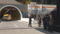 VIDEO: Na otvorenie novej D1 priletel nečakaný hosť. Ministrovi priniesol nožnice
