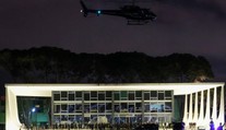 Polícia po útoku na vládne budovy v Brazílii zatkla stovky ľudí