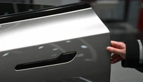 Z auta sa môže pri nehode stať horiaca pasca. Tesla zvoláva milióny elektromobilov pre problémový dizajn