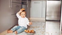 Spadlo vám jedlo na zem? Vedci zistili, či naozaj máte päť sekúnd