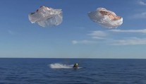 FOTO+VIDEO: Astronauti, ktorí uviazli vo vesmíre, sa bezpečne vrátili na Zem. Ich kapsula dopadla do mora