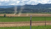 VIDEO: Zaujímavý úkaz. Neďaleko Prievidze sa objavilo niekoľko prachových vírov