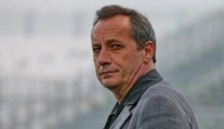 Jednému atentátu unikol, teraz ho zavraždili na pohrebe vlastnej matky. Odišiel prezident tradičného klubu