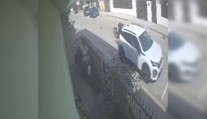 VIDEO: Narazil do zaparkovaného auta a zmizol. Polícia hľadá cyklistu