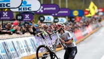 Okolo Flámska: Tretie, no najťažšie víťazstvo. Van der Poel nedal súperom šancu ani v daždi a vetre