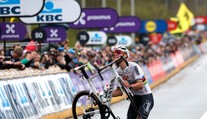 Okolo Flámska: Tretie, no najťažšie víťazstvo. Van der Poel nedal súperom šancu ani v daždi a vetre