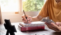 Oklamaní veriaci. Muž od nich vyzbieral milióny na misiu v Číne, z milodarov si však užíval prepychový život