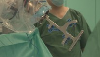 Pri operácii kolena asistuje robot: Prináša presnosť na milimetre, menej bolesti a rýchlejšiu rehabilitáciu