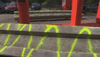 Absurdná situácia v Ružinove. Vodičov uväznili na parkovisku betónové kvádre