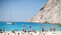 Na svetoznámu grécku pláž sa turisti toto leto nedostanú. Hrozí tam nebezpečenstvo