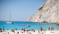 Na svetoznámu grécku pláž sa turisti toto leto nedostanú. Hrozí tam nebezpečenstvo
