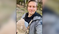 Jeho 11-mesačný syn bojoval s horúčkami a modral. Polícia mala Juraja Baču zdržať v najhoršej chvíli