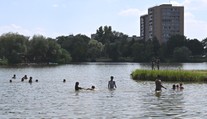 Vo vode objavili nebezpečné sinice. Na obľúbenom jazere okamžite zakázali kúpanie