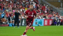 VIDEO: Bizarný vlastenec v MLS. Dlhoročný hráč Bundesligy poslal súpera do vedenia kurióznym spôsobom