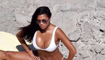 Nicole Scherzinger na pláži s priateľom. Nohy rozkročila doširoka