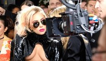 Móda z Grammy: Gaga ako z pornofilmu, prekrásna Rihanna