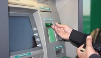 Vyberiete si peniaze z bankomatu a o chvíľu dostanete defekt. Polícia varuje pred trikom zlodejov