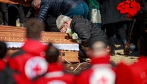 V Severnom Macedónsku začali pochovávať obete požiaru. Stopy vyšetrovateľov vedú aj k exministrovi