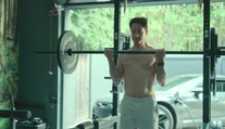 Chcel oklamať vek, a tak jedol 100 vitamínov a doplnkov denne. Teraz priznáva, že jeho žalúdok požiera sám seba