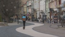 Kolobežkári a cyklisti ohrozujú chodcov v centre Košíc. Niektorí prekračujú povolenú rýchlosť aj trojnásobne