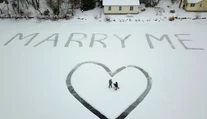 Romantika ako z filmu. Mladík požiadal priateľku o ruku nápisom na zamrznutom jazere