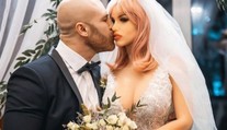 Nezvyčajnej láske je koniec. Kulturista, ktorý sa oženil s erotickou bábikou, požiadal o rozvod