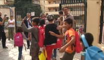 Prvý deň malých imigrantov v škole. Sprevádzala ich policajná eskorta