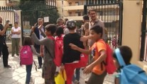 Prvý deň malých imigrantov v škole. Sprevádzala ich policajná eskorta