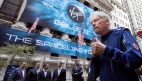 Britský miliardár Branson chce letieť do vesmíru skôr ako jeho rival Jeff Bezos