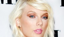 Taylor sa veru nezdá. Dva týždne od rozchodu vášnivé bozky s novým fešákom