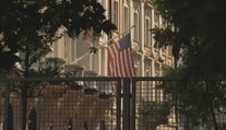 Plot, ktorý hyzdí námestie v Bratislave, bude stáť ďalších 10 rokov. Magistrát predĺžil Američanom nájom