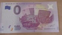Ľudia stáli hodiny v rade, aby si kúpili nulovú eurobankovku