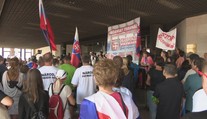 Polícia podľa Mikulca počas demonštrácií pred NR SR chybu neurobila. Vinu hádže na Kotlebu